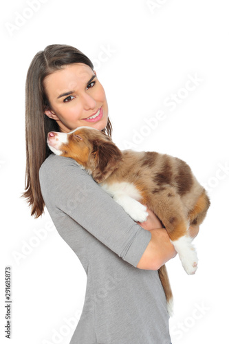 Frau mit Hunde Welpe kuschelt