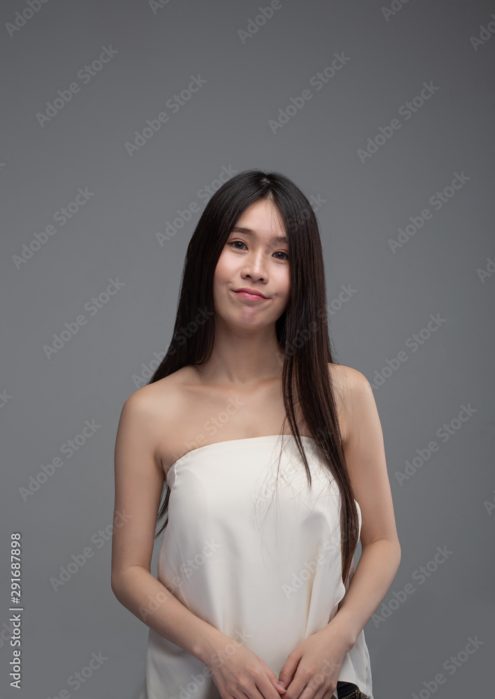 The woman wore a white strapless dress and smiled happily. The woman wore a white strapless dress and smiled happily.