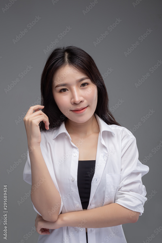 The woman wore a white shirt and raised her right hand. The woman wore a white shirt and raised her right hand.