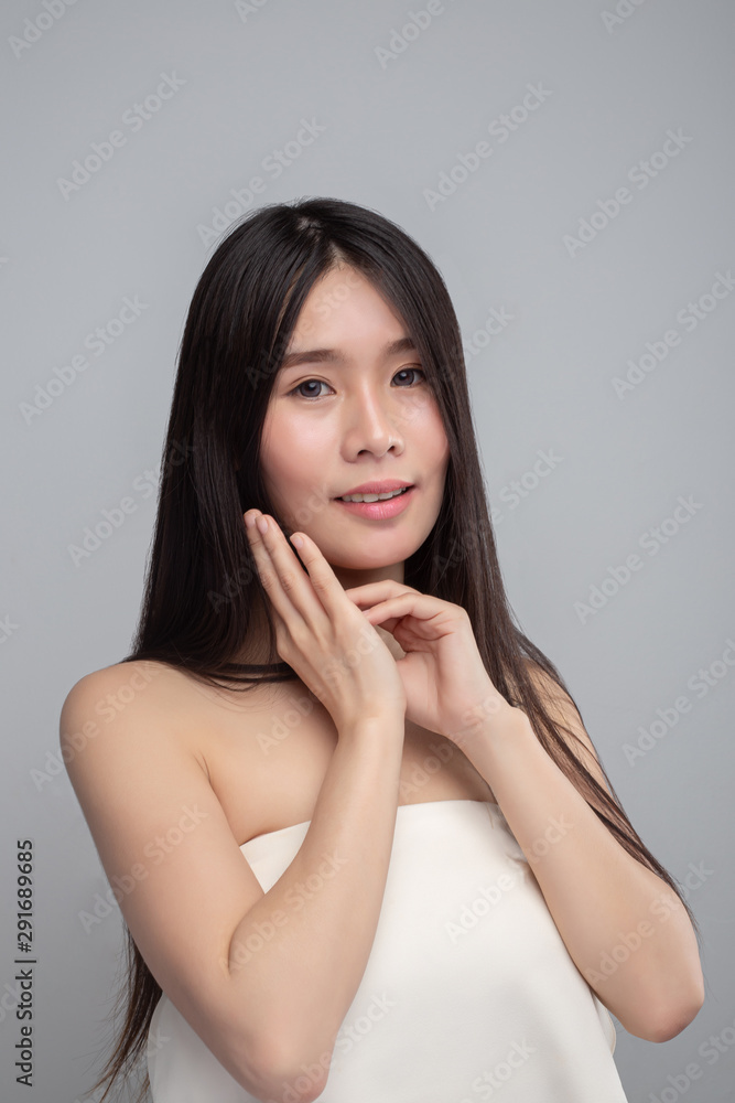 Women wear white strapless tops and put their left hands on their right hands. Women wear white strapless tops and put their left hands on their right hands.