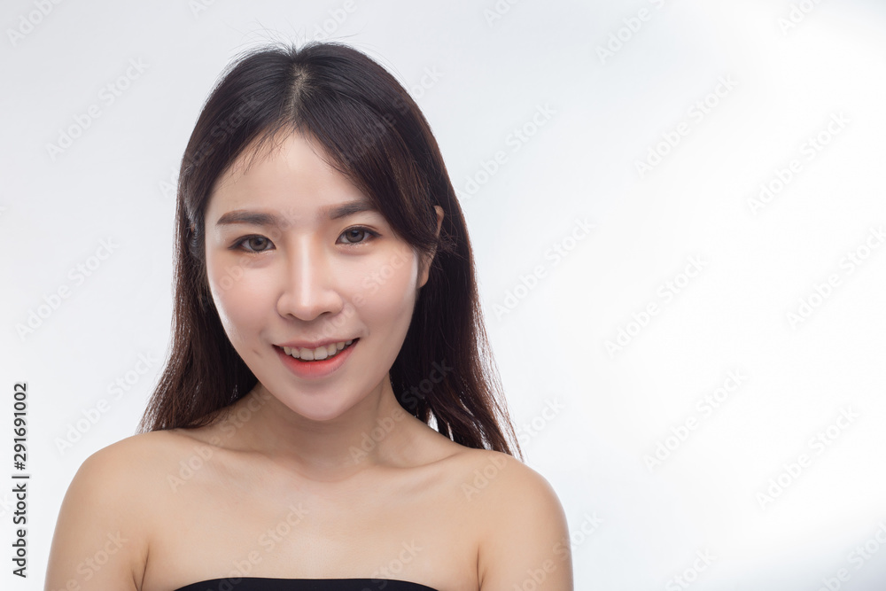 The woman wore a black strapless dress and smiled happily. The woman wore a black strapless dress and smiled happily.