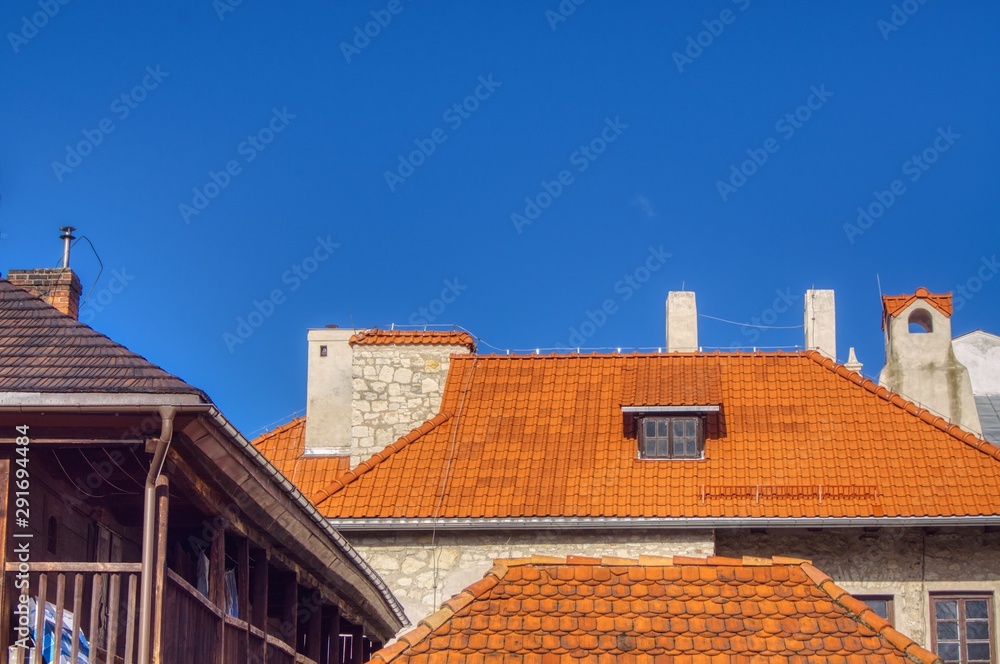 Kazimierz Dolny miasteczko turystyczne, charakterystyczne konstrukcje  domów i dachów - obrazy, fototapety, plakaty 