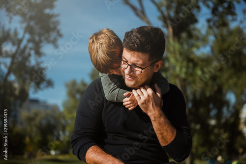 Fényképezés Young father with boy on shoulders