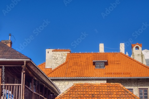 Kazimierz Dolny miasteczko turystyczne, charakterystyczne konstrukcje  domów i dachów
