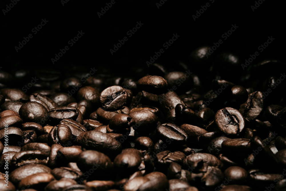Fototapeta premium Coffee and bean beans Arabica 100% coffee roasted background 