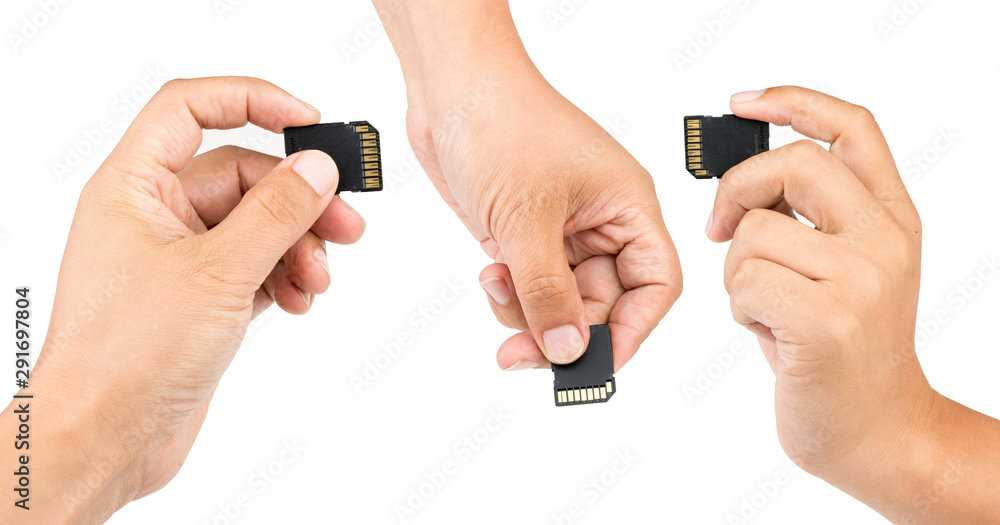 Fototapeta premium 几个拿着存储卡的手