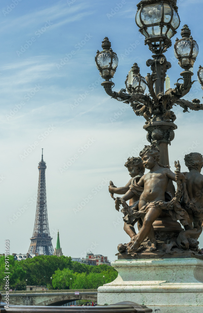 Fototapeta premium The statue of the Alexander III Bridge and the Eiffel Tower