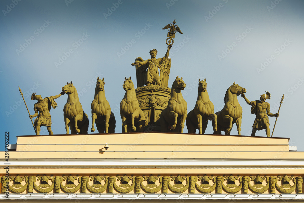 Obraz premium Architectural ensamble on the top of General Staff Building's Arch in Saint Petersburg. Palace Square. Outdoor shot