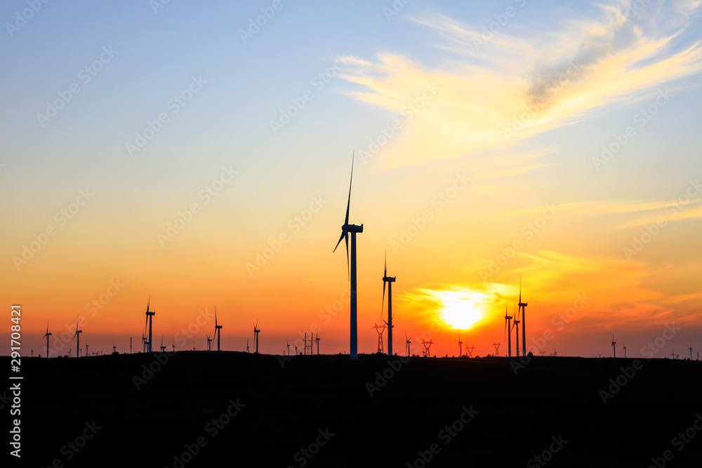 Obraz premium Wind turbines in the evening