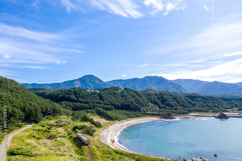 青森県 十二湖駅付近の海岸線を走行する五能線の普通列車キハ40