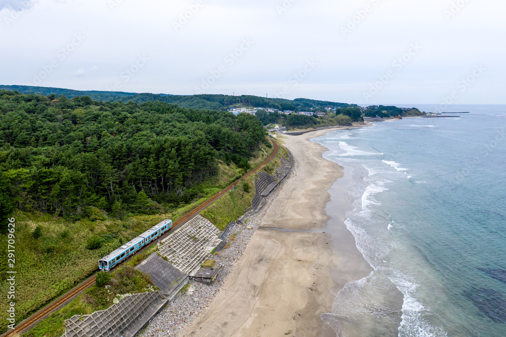 岩手県 八戸線の海岸線沿いを走行するリゾート列車を俯瞰撮影