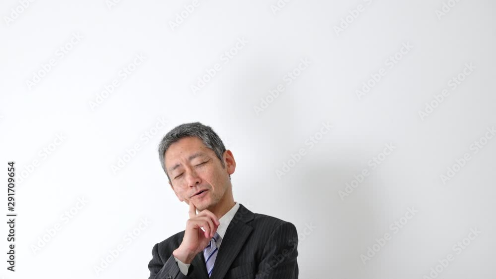 考える中高年男性 考える中高年男性