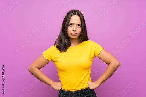 Fotografía Young brunette girl over isolated background angry