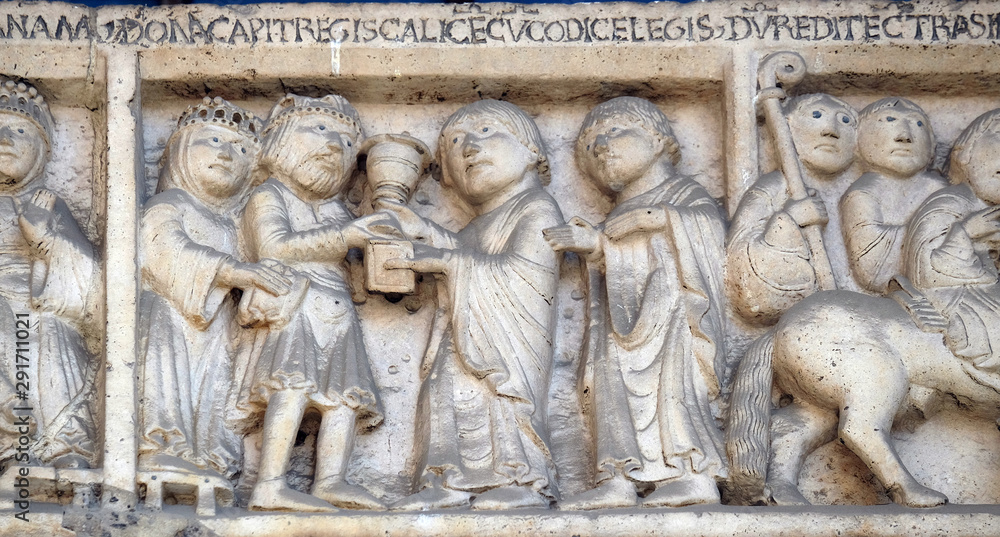 Scenes from the life of St. Geminianus : Geminianus  receives the gift of the Byzantine emperor Jovian, bass relief by Wiligelmo, Modena Cathedral, Italy
