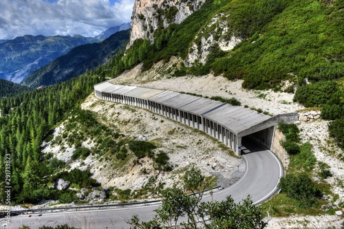 Falzarego, Galerie, Schutzverbauung, Lawinengalerie, Straße, Pass, Passstraße, Passo di Falzarego, Rampe, Westrampe, Falzaregopass, Jou de Fauzare, Westrampe, Wand, Felswand, Fels, steil, Belluno, Ita photo