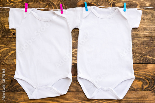 Konstfotografi Mockup of two white baby bodysuit shirt