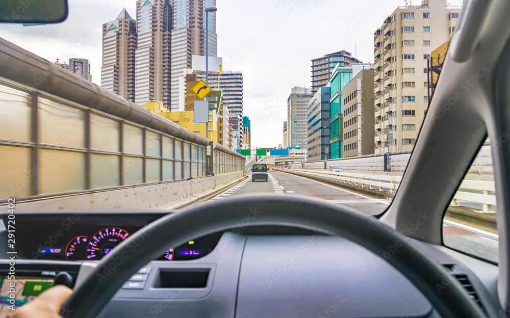 運転席から見る高速道路と都会の景色