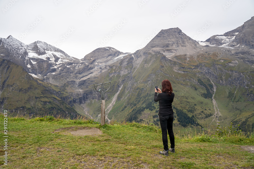 Junge Frau fotografiert in den Österreichischen Alpen
