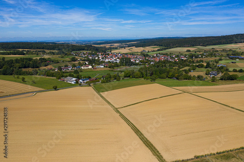 Blick von oben auf Felder und Wiesen im Taunus/Deutschland