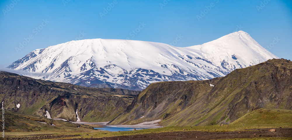Naklejka Malowniczy letni wulkaniczny krajobraz Półwyspu Kamczatka: widok na aktywny wulkan.