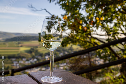 Glas mit Weisswein an einem Aussichtspunkt in Brauneberg an der Mosel photo