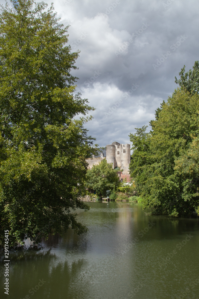 La rivière Indrois bordée d'arbres et le vieux château de Montrésor