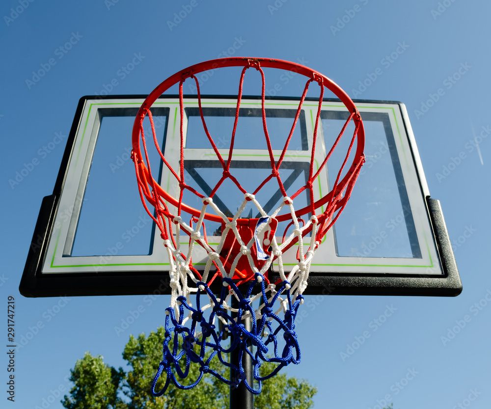 Naklejka premium Upwards view of a basketball net and backboard