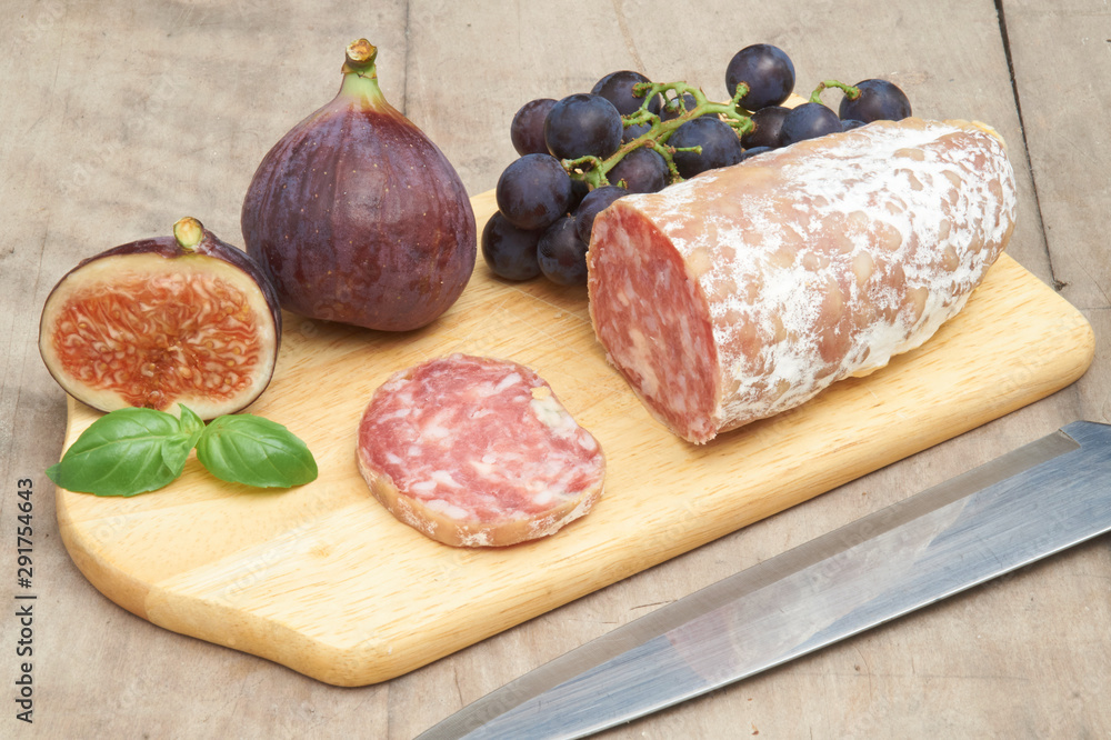 Salami mit Feigen und Weintrauben Salami mit Feigen und Weintrauben