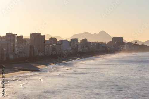 Beach at sunrise © Leonardo Araújo