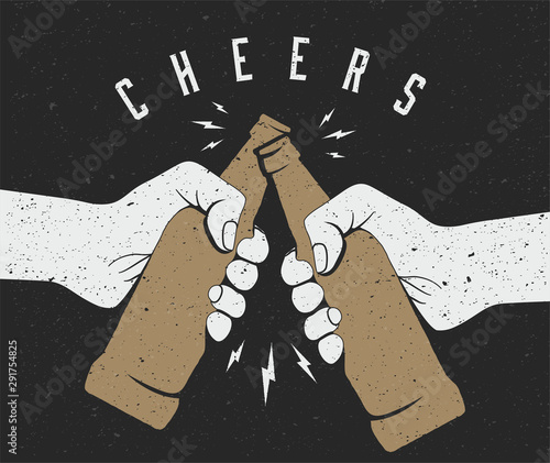 Fotografia Two hands friends holding beer bottles and making cheers