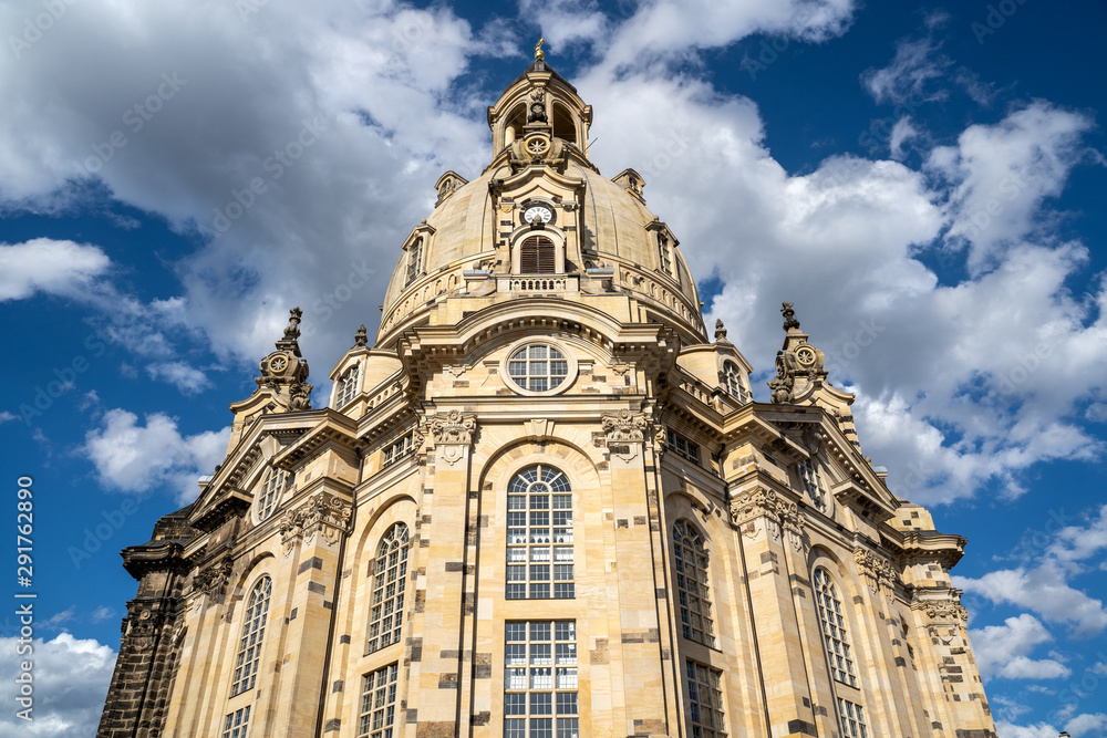 Obraz premium Die Dresdner Frauenkirche im Sonnenlicht