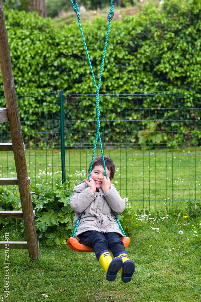 Enfant joue sur une balançoire entortillée