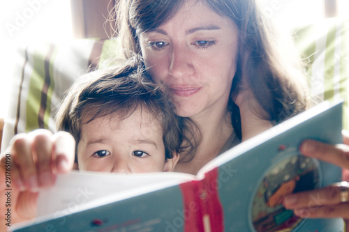 Maman lit un livre pour son fils