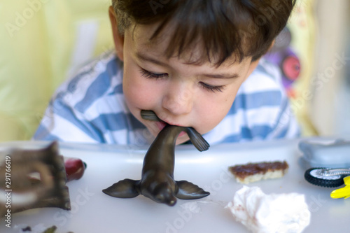 Fotografia Enfant qui mange un jouet otarie