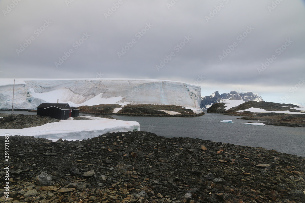 malownicze ośnieżone i skaliste wybrzeże antarktydy  - obrazy, fototapety, plakaty 