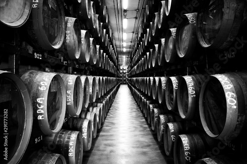 pasillo con barricas de alcohol en blanco y negro photo