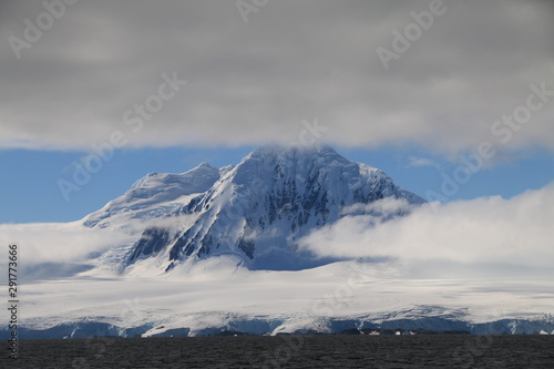 górzysta i pokryta śniegiem linia brzegowa antarktydy