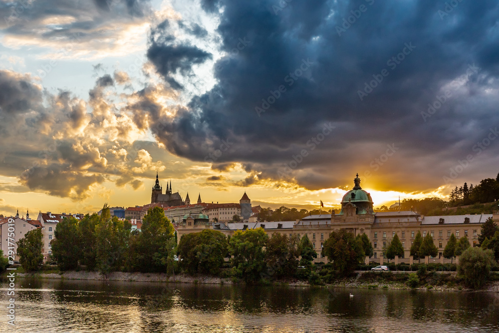 Naklejka premium Sonnenuntergang über dem Prager Hradschin