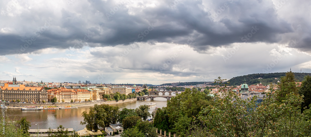 Die Moldau mit vier Prager Brücken