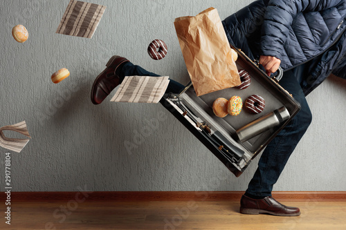 Valokuva The man runs to the office: he is late and loses the contents of his briefcase