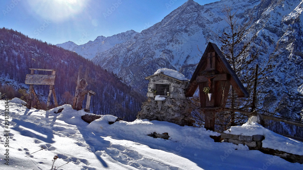Objets religieux sur un chemin de randonnée dans la montagne Suisse