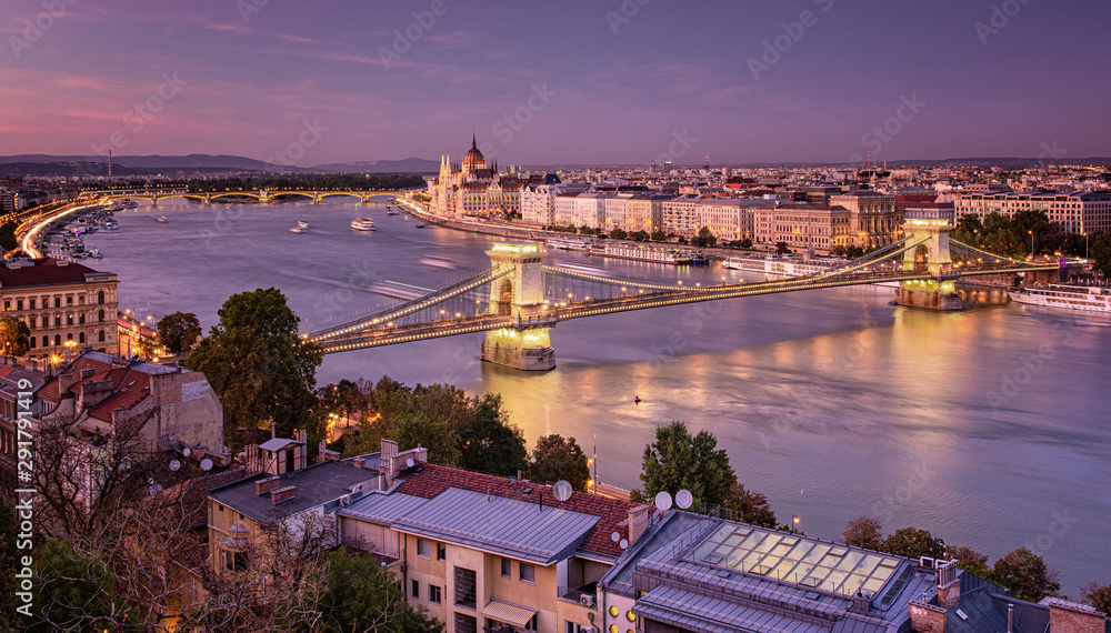 Fototapeta premium The famous Chain Bridge in a colorful sunset