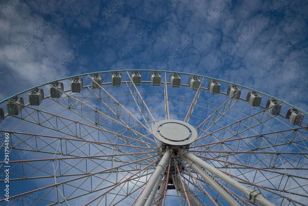 Fototapeta premium ferris wheel on the blue sky