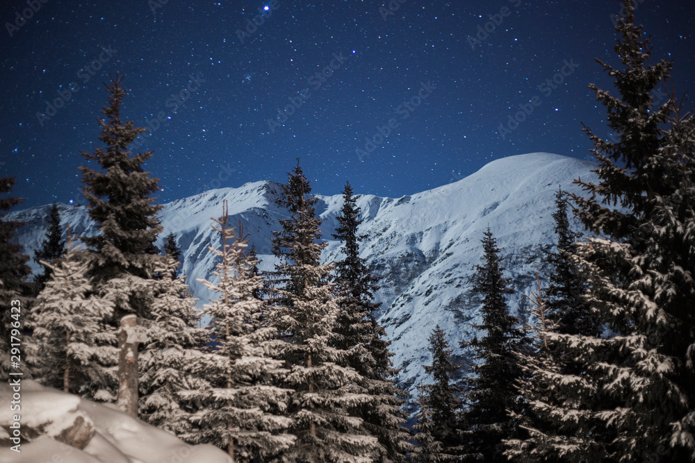 Mountain peaks under the winter stars - obrazy, fototapety, plakaty 
