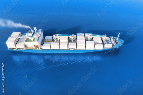 Large container ship sailin...