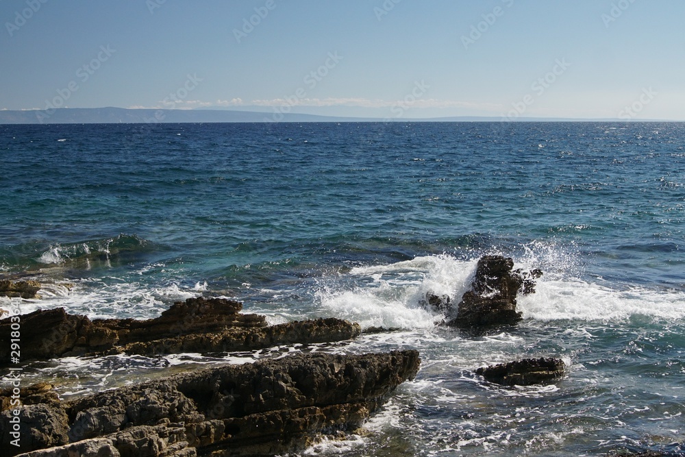 Felsenküste in der Adria mit Blick aufs Meer und brechenden Wellen