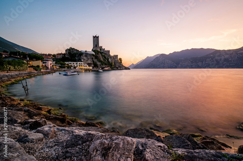 Malcesine am Gardasee mit Scaligerburg  bei Sonnenuntergang