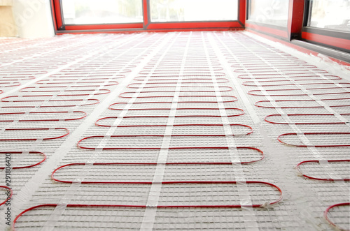 Foto Electric underfloor heating red mats on cement floor