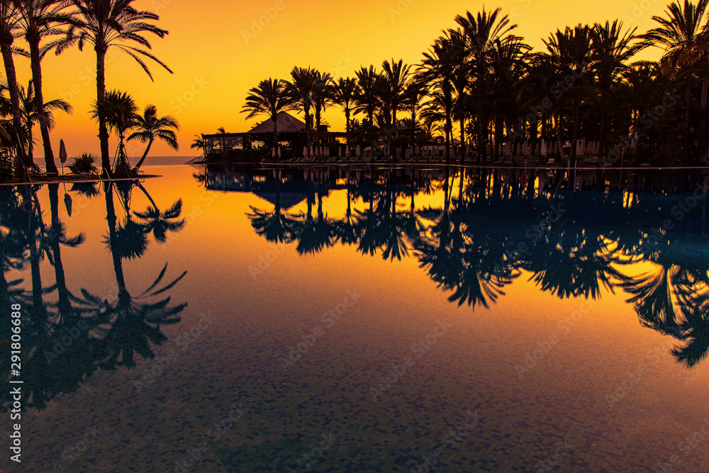 Obraz premium Pool in sunset