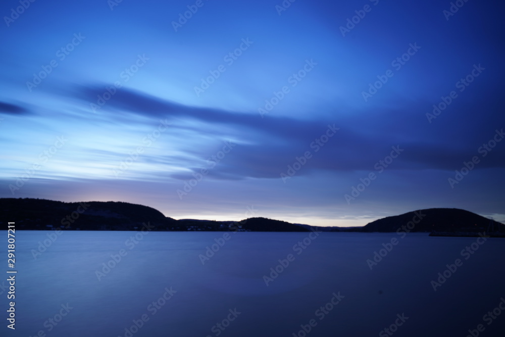 Niebieska godzina nad Drøbak w Norwegii 